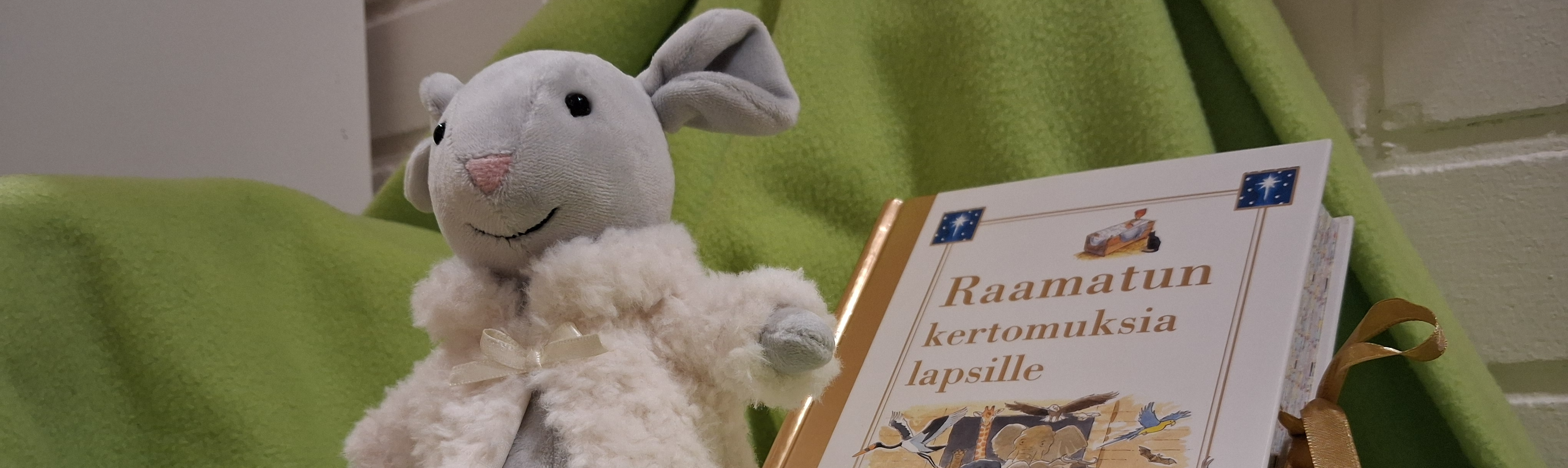 Kirkkohiiren takana näkyy lasten Raamattu