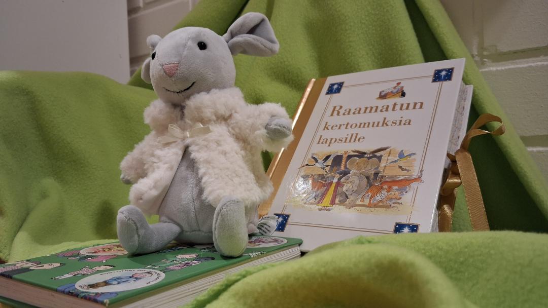 Kirkkohiiri lasten Raamatun äärellä
